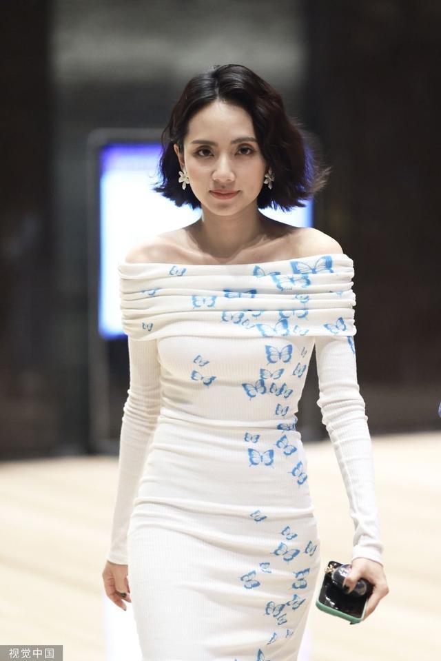 刘惜君穿露肩白色蝴蝶礼服 微翘短发露齿笑俏皮又可爱