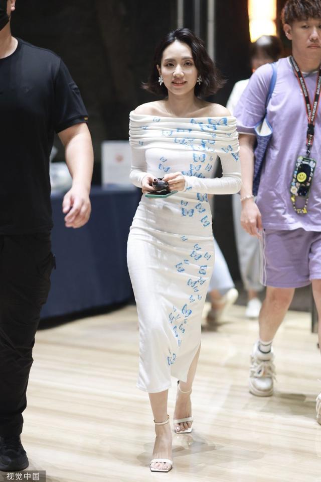 刘惜君穿露肩白色蝴蝶礼服 微翘短发露齿笑俏皮又可爱