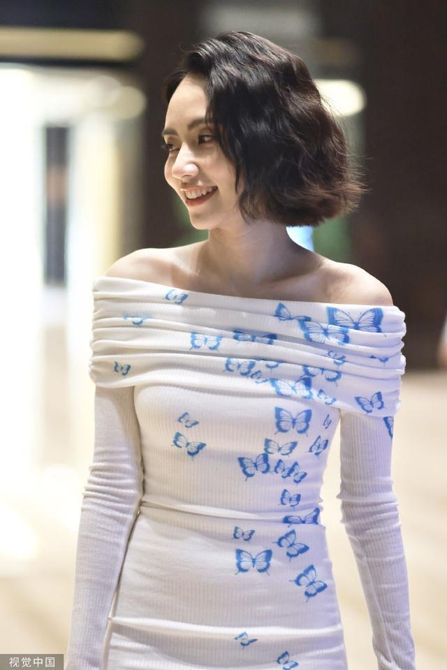 刘惜君穿露肩白色蝴蝶礼服 微翘短发露齿笑俏皮又可爱