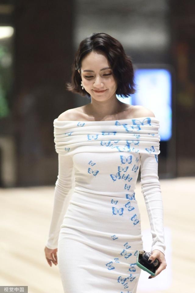 刘惜君穿露肩白色蝴蝶礼服 微翘短发露齿笑俏皮又可爱