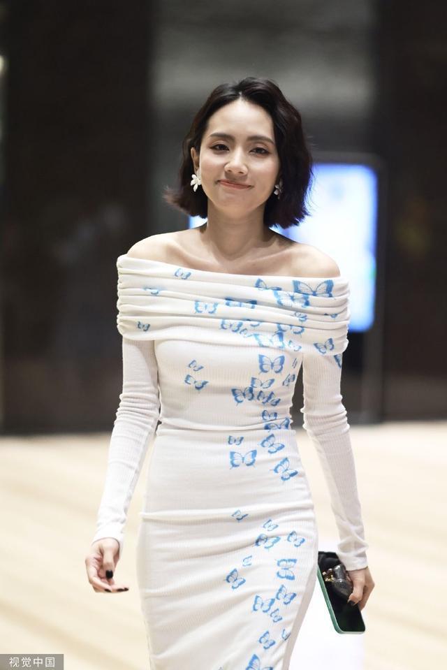 刘惜君穿露肩白色蝴蝶礼服 微翘短发露齿笑俏皮又可爱