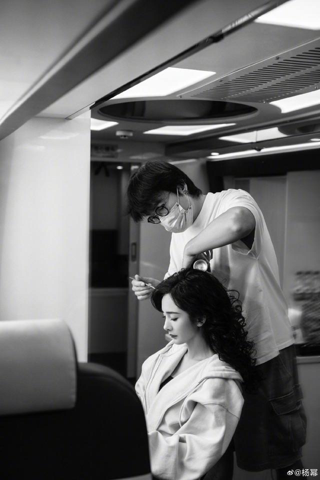 杨幂庆《哈尔滨一九四四》杀青 披肩卷发大气优雅引期待