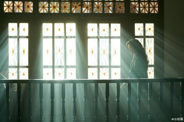 杨幂庆《哈尔滨一九四四》杀青 披肩卷发大气优雅引期待