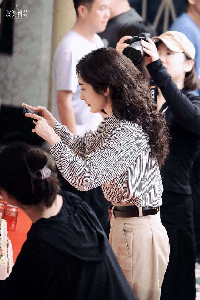 杨幂庆《哈尔滨一九四四》杀青 披肩卷发大气优雅引期待