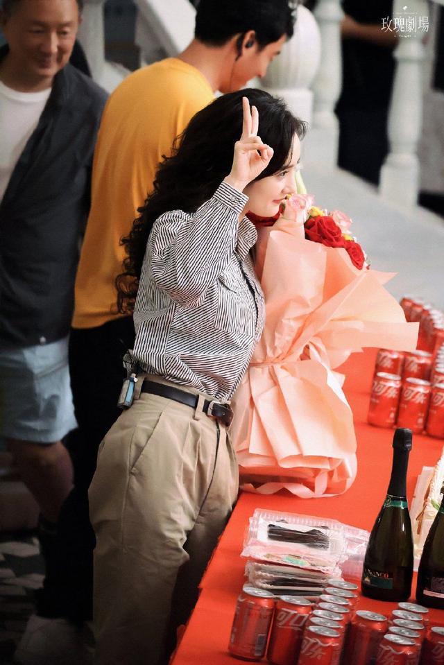 杨幂庆《哈尔滨一九四四》杀青 披肩卷发大气优雅引期待