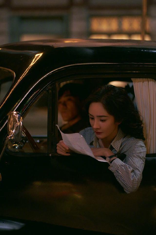 杨幂庆《哈尔滨一九四四》杀青 披肩卷发大气优雅引期待