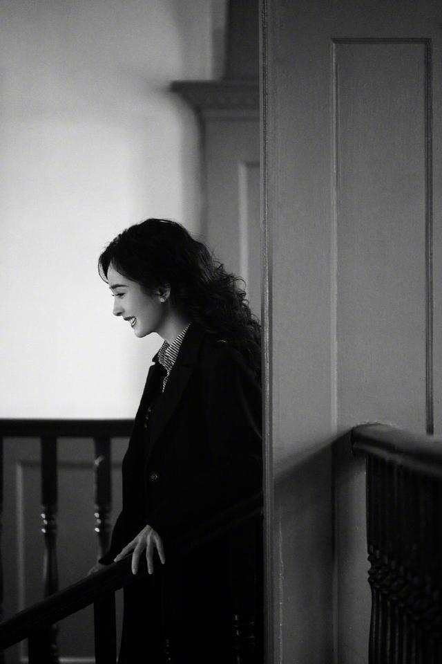 杨幂庆《哈尔滨一九四四》杀青 披肩卷发大气优雅引期待