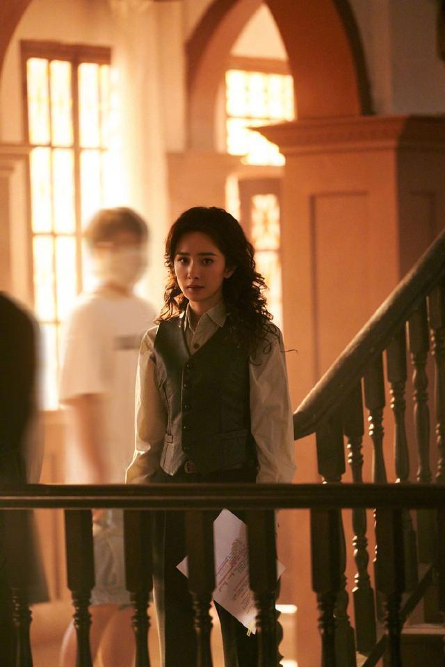 杨幂庆《哈尔滨一九四四》杀青 披肩卷发大气优雅引期待