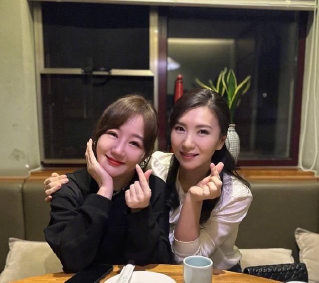 回忆杀！陈好与薛佳凝同框惹泪目，两人颜值依旧太抢眼