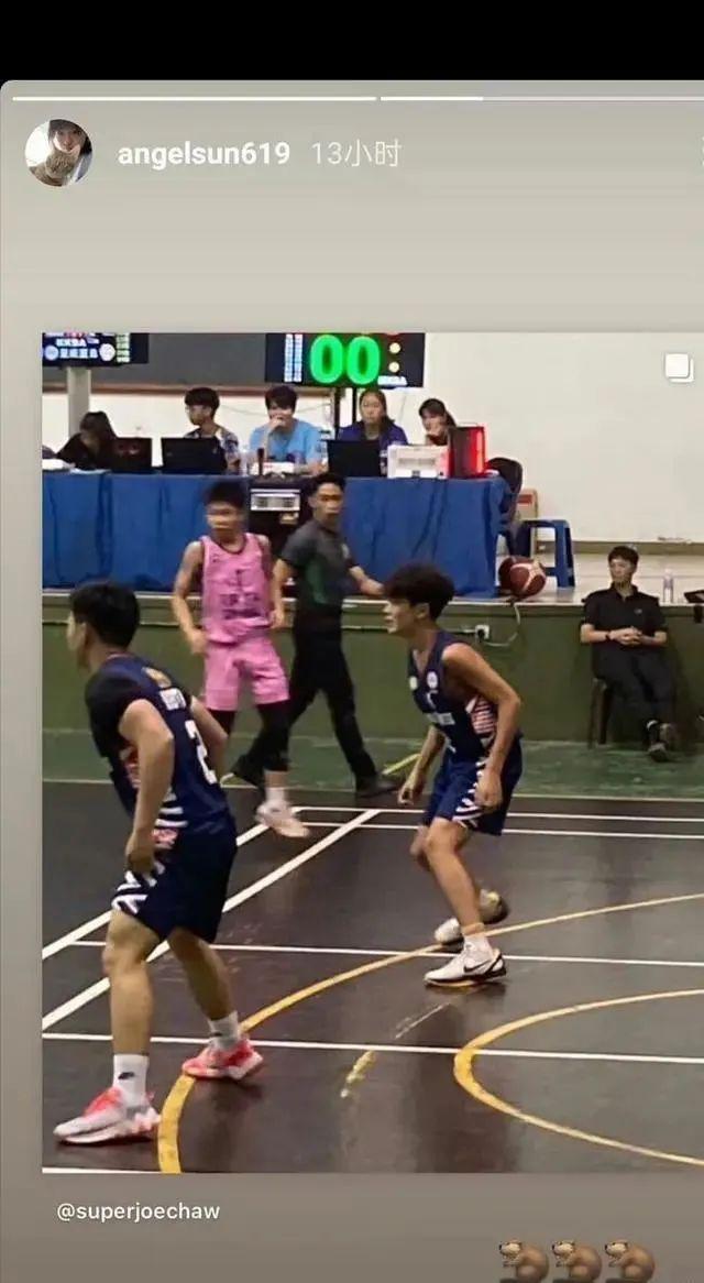 天啊！穿吊带打鼻环，两个星二代恋爱了…