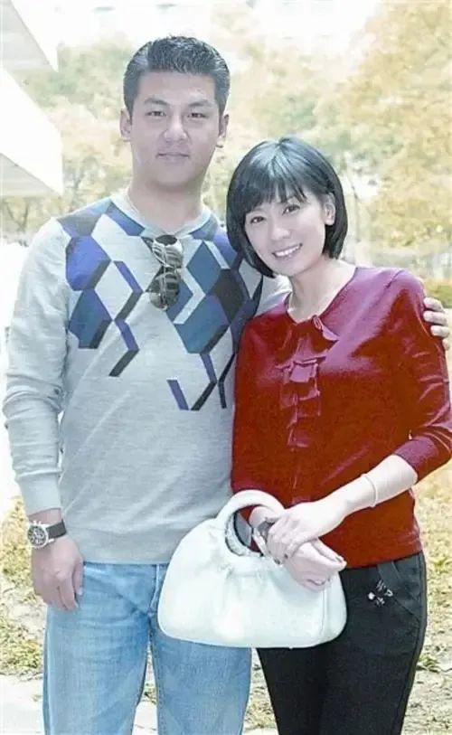 天啊！穿吊带打鼻环，两个星二代恋爱了…