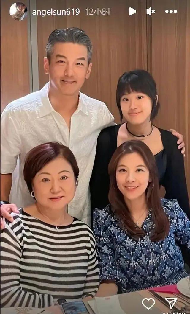 天啊！穿吊带打鼻环，两个星二代恋爱了…