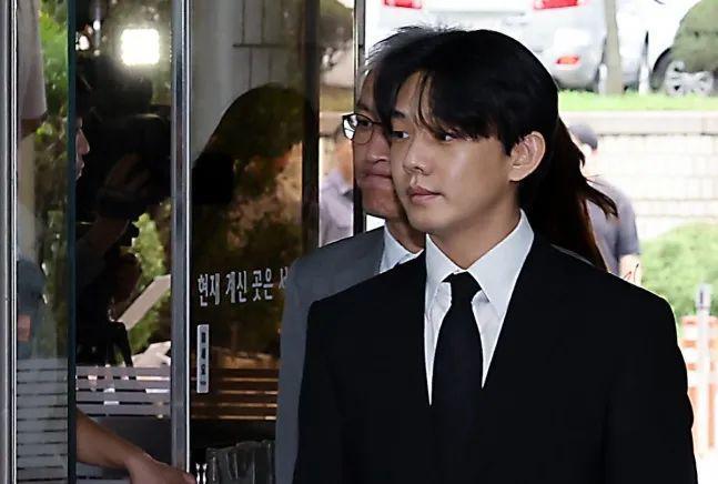 韩国影帝刘亚仁吸毒出庭被市民用钱砸！网友：他嘴角扬起微笑仿佛在拍电影…