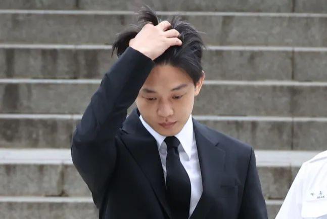 韩国影帝刘亚仁吸毒出庭被市民用钱砸！网友：他嘴角扬起微笑仿佛在拍电影…