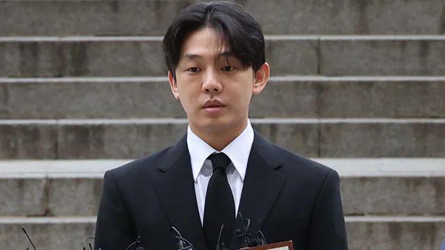 韩国影帝刘亚仁吸毒出庭被市民用钱砸！网友：他嘴角扬起微笑仿佛在拍电影…