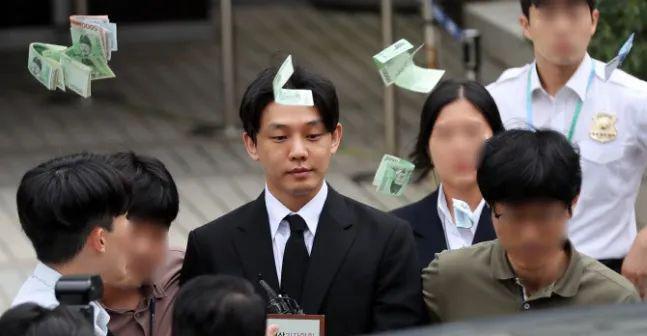 韩国影帝刘亚仁吸毒出庭被市民用钱砸！网友：他嘴角扬起微笑仿佛在拍电影…