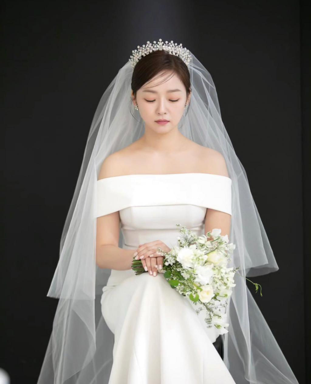 被年下男暗恋7年，实力派女演员接受心意后与其闪婚！