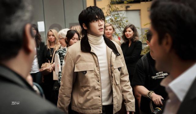 陈牧驰米兰时装周路透曝光 狼尾发型帅气不羁