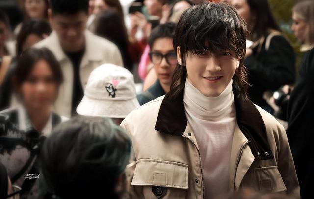 陈牧驰米兰时装周路透曝光 狼尾发型帅气不羁