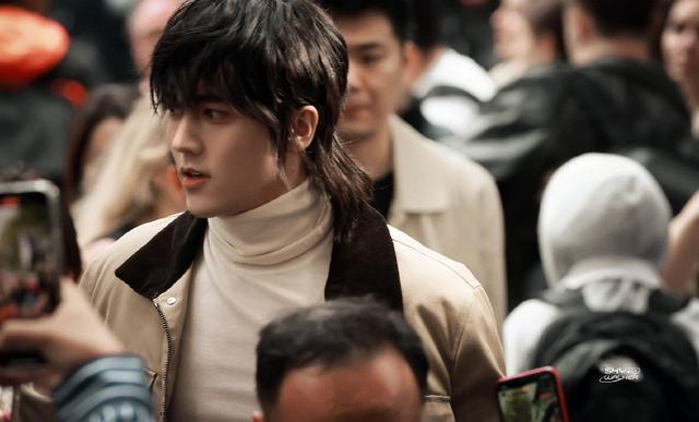 陈牧驰米兰时装周路透曝光 狼尾发型帅气不羁