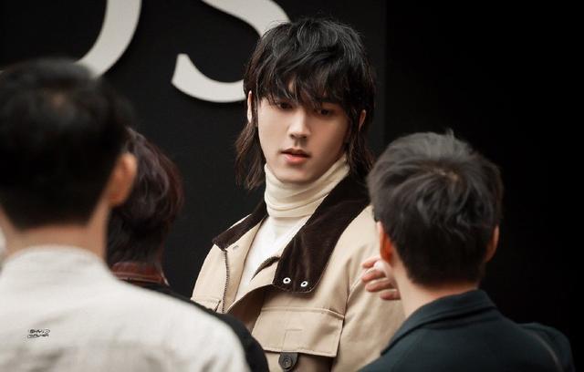 陈牧驰米兰时装周路透曝光 狼尾发型帅气不羁