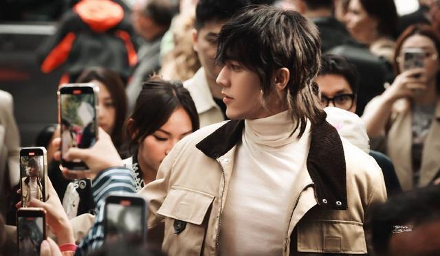 陈牧驰米兰时装周路透曝光 狼尾发型帅气不羁