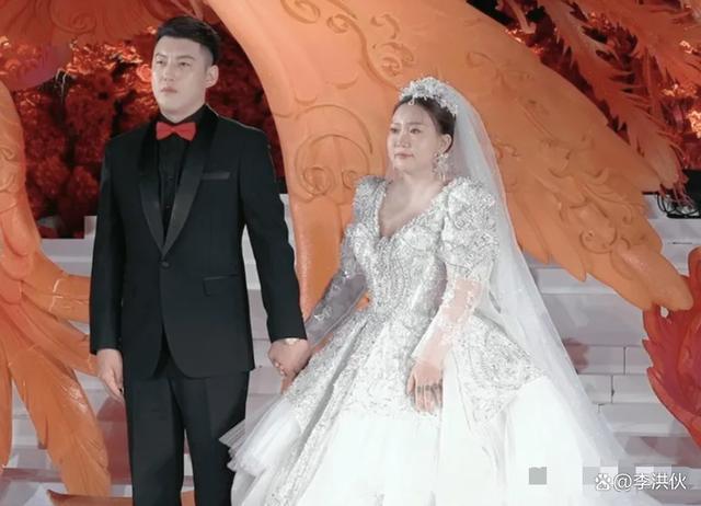 刘大美人结婚不忘割韭菜，六百多的手机卖888元赚600多万