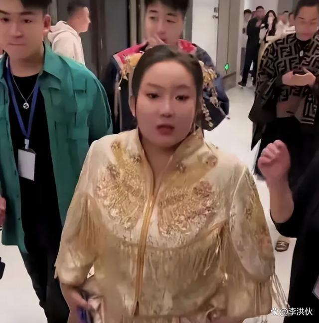 刘大美人结婚不忘割韭菜，六百多的手机卖888元赚600多万