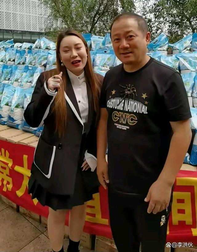 刘大美人结婚不忘割韭菜，六百多的手机卖888元赚600多万