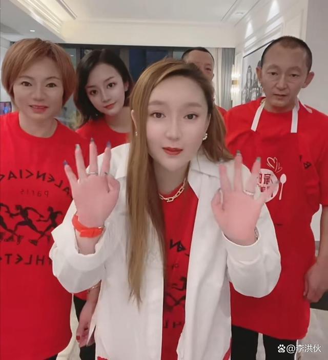刘大美人结婚不忘割韭菜，六百多的手机卖888元赚600多万