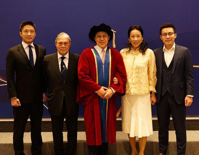 霍启刚夫妇杭州团聚，霍震霆穿父子装陪同，赞郭晶晶令他骄傲