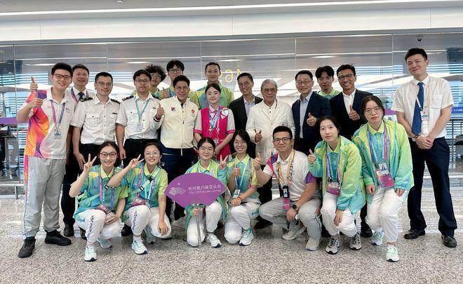 霍启刚夫妇杭州团聚，霍震霆穿父子装陪同，赞郭晶晶令他骄傲