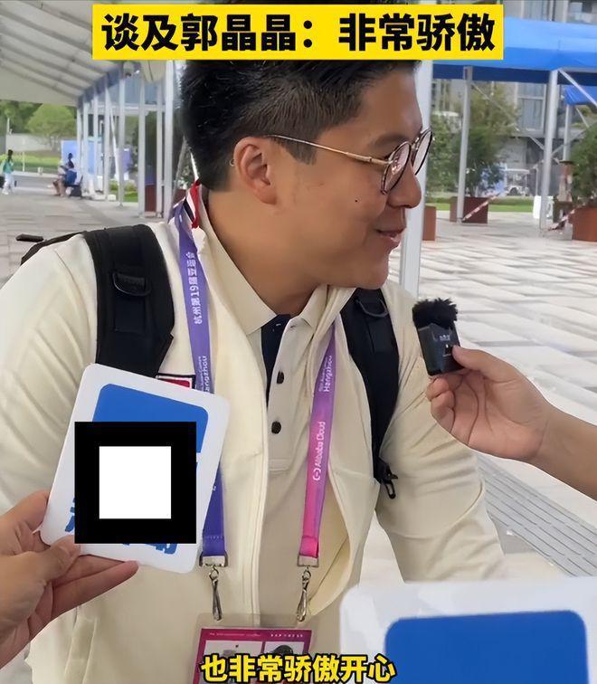 霍启刚夫妇杭州团聚，霍震霆穿父子装陪同，赞郭晶晶令他骄傲