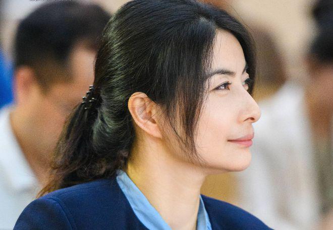 霍启刚夫妇杭州团聚，霍震霆穿父子装陪同，赞郭晶晶令他骄傲