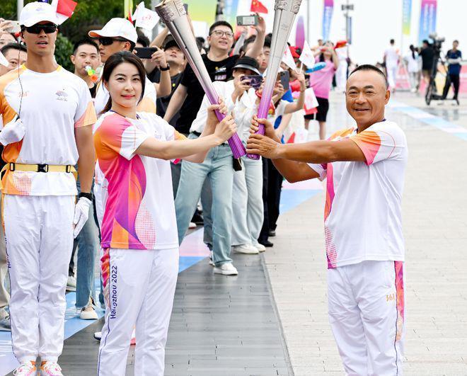 霍启刚夫妇杭州团聚，霍震霆穿父子装陪同，赞郭晶晶令他骄傲