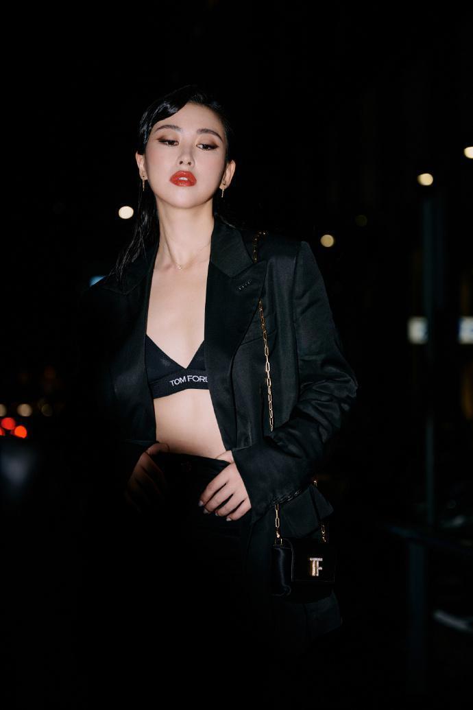 朱珠真空西装配修身黑裙 红唇造型妩媚大方
