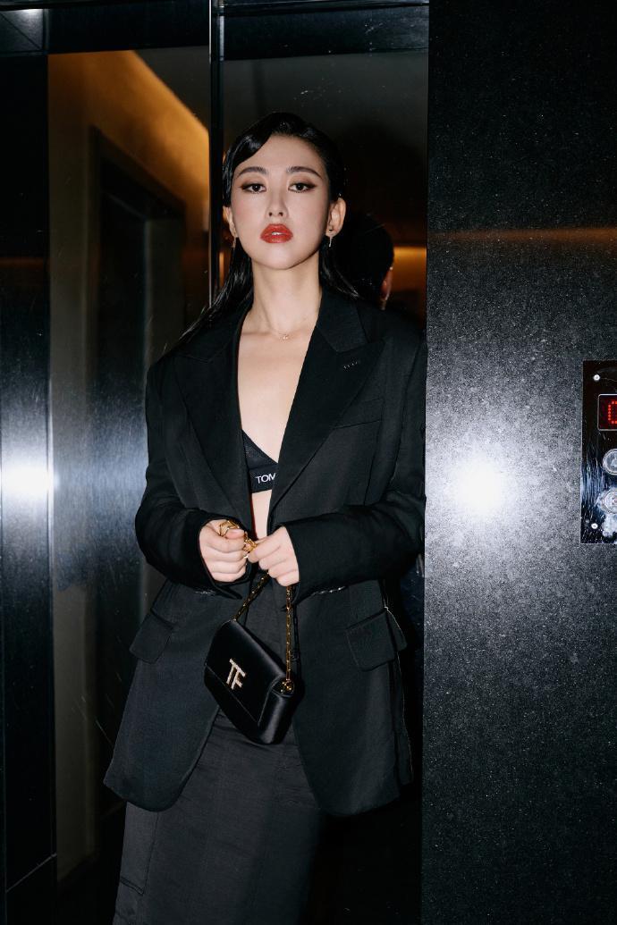 朱珠真空西装配修身黑裙 红唇造型妩媚大方