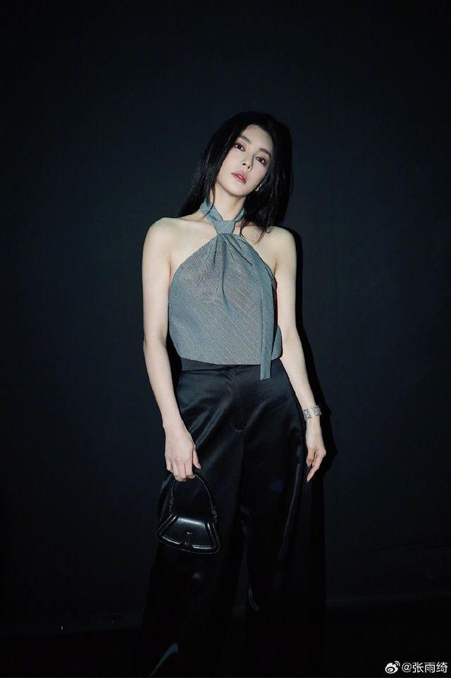 张雨绮米兰时装周新造型 用领带做挂脖吊带性感吸睛