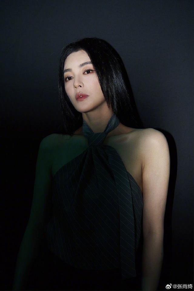 张雨绮米兰时装周新造型 用领带做挂脖吊带性感吸睛