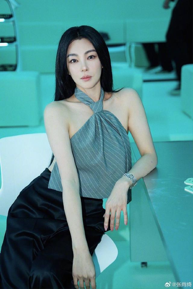 张雨绮米兰时装周新造型 用领带做挂脖吊带性感吸睛