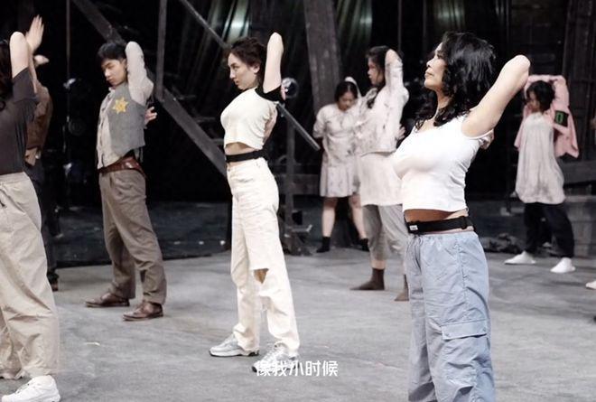 60岁韦唯正式复出！携子拍摄大片，3个混血儿子帅气有型