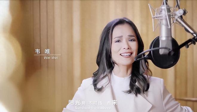 60岁韦唯正式复出！携子拍摄大片，3个混血儿子帅气有型