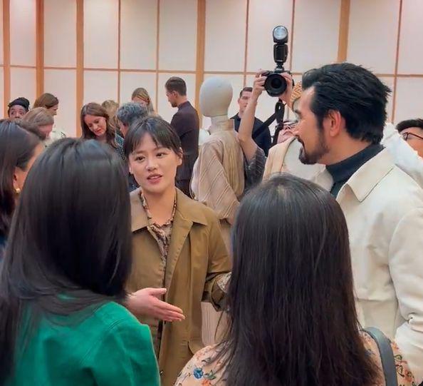 费翔现身米兰，与马思纯同框合照，小马眼神好似迷妹！