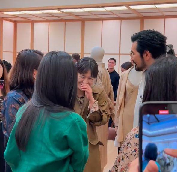 费翔现身米兰，与马思纯同框合照，小马眼神好似迷妹！