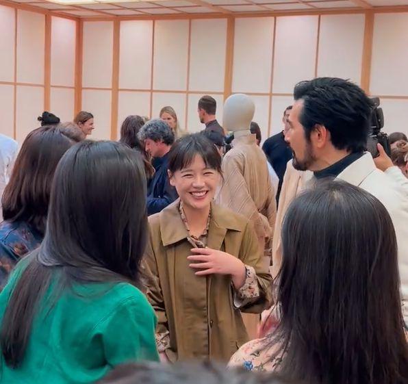 费翔现身米兰，与马思纯同框合照，小马眼神好似迷妹！