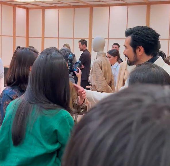 费翔现身米兰，与马思纯同框合照，小马眼神好似迷妹！