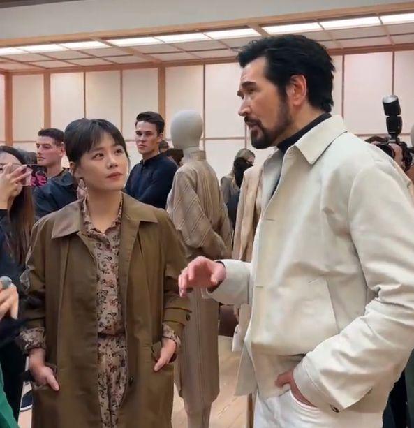 费翔现身米兰，与马思纯同框合照，小马眼神好似迷妹！