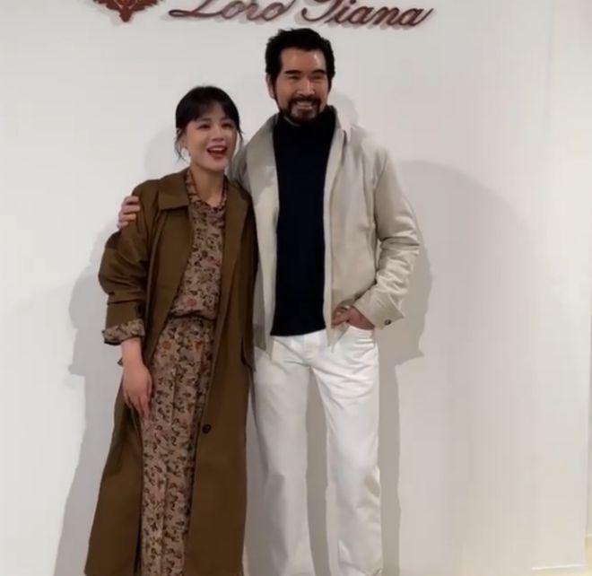 费翔现身米兰，与马思纯同框合照，小马眼神好似迷妹！