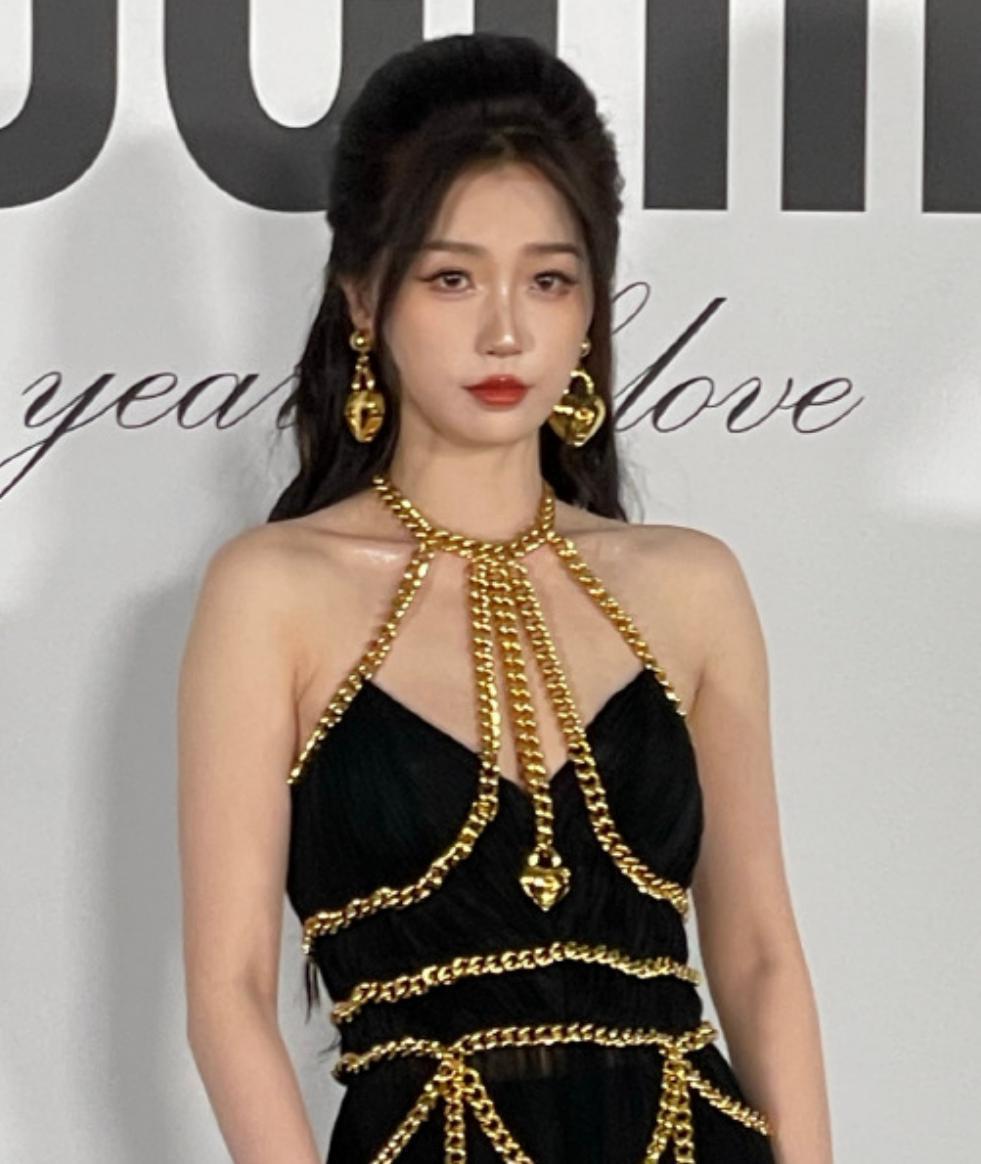 米兰时装周女明星生图：张柏芝美得惊艳，虞书欣妆发拖后腿
