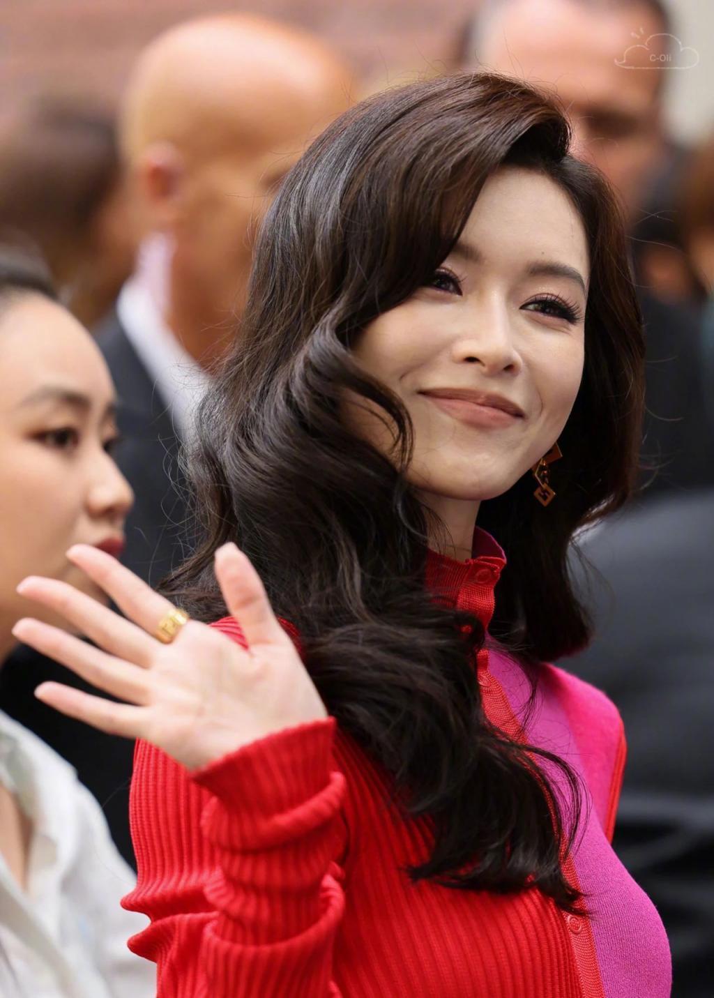 米兰时装周女明星生图：张柏芝美得惊艳，虞书欣妆发拖后腿
